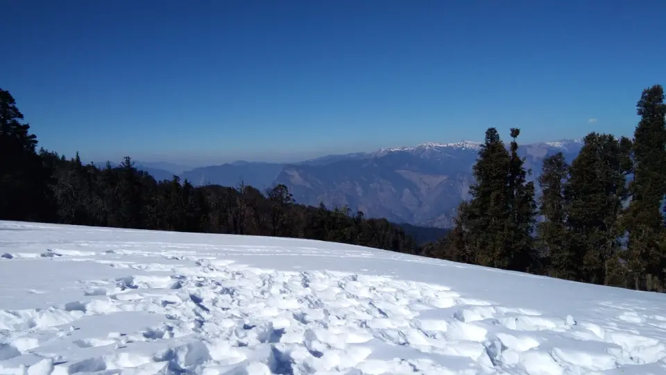 Kedarkantha trail snow field mountain view